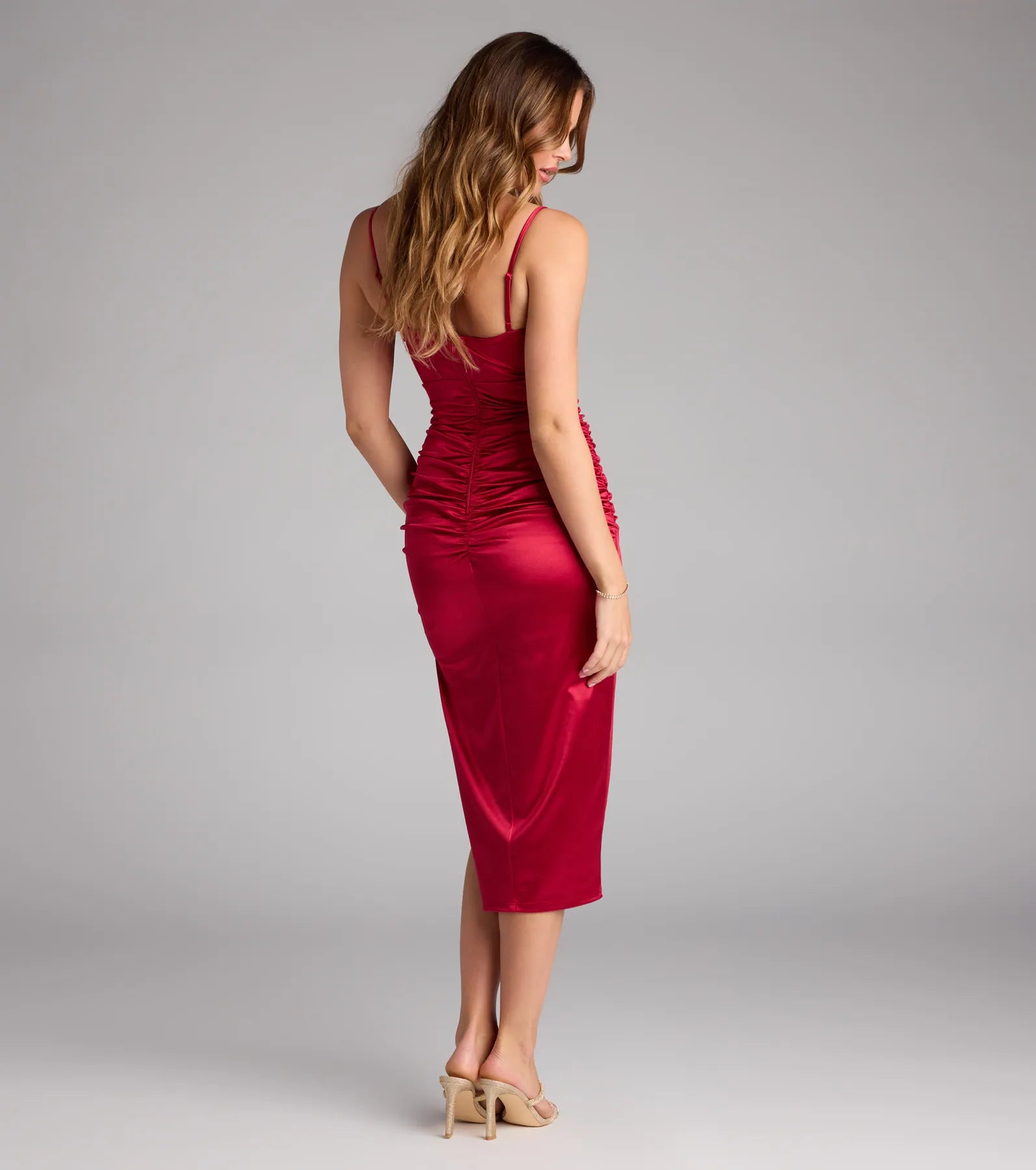 Style your seasonal looks with the Chelsea Satin Midi Formal Dress, a trend-right, red fall dress designed for any plan on your calendar with new and unqiue details.