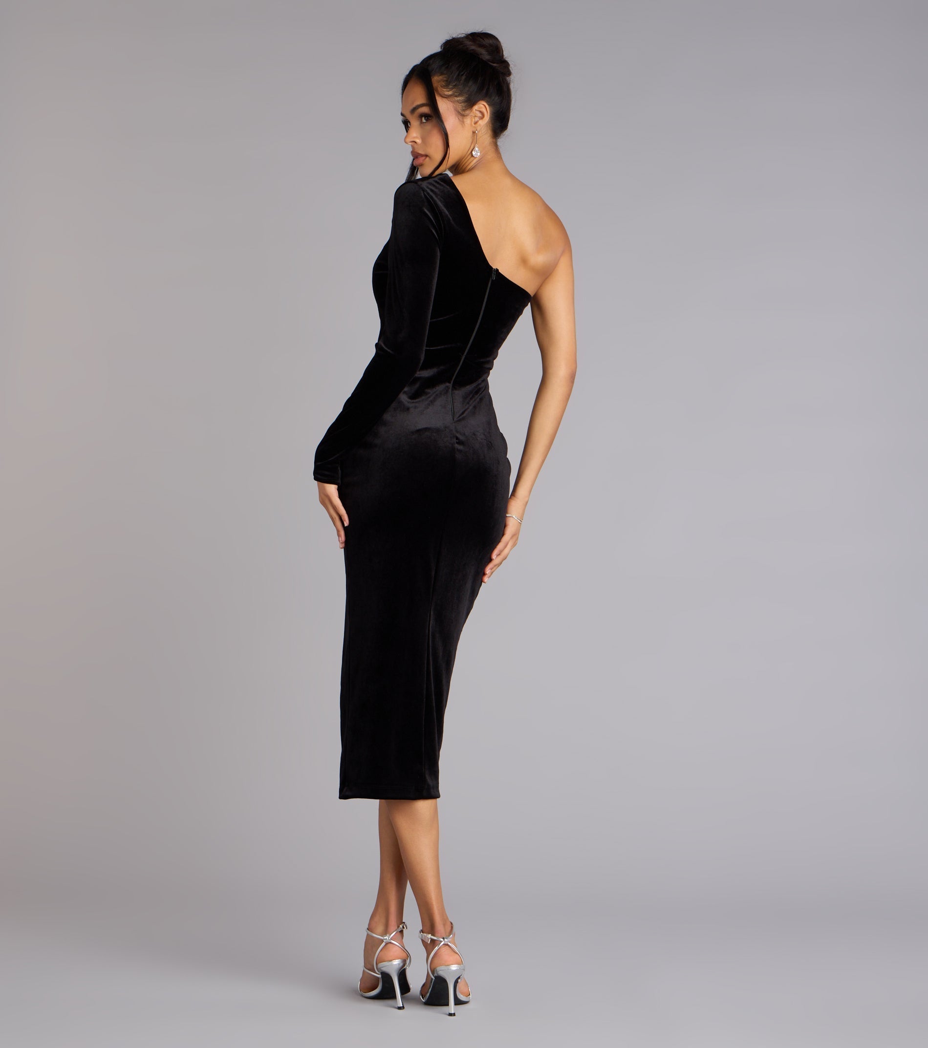 Designed for any plan on your calendar from winter formals to engagment photoshoots, the Marleigh Velvet One-Shoulder Midi Dress is a long sleeve dress that refreshes your fall closet in one simple step.