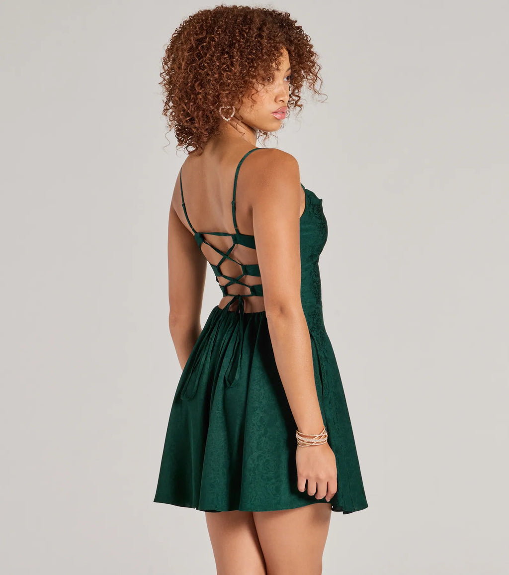 Own every entrance in the Jianna Floral Satin Short A-Line Dress, a hunter green party dress perfect for milestone birthdays and grad parties, or dancing through autumn nights and unforgettable bachelorette celebrations.