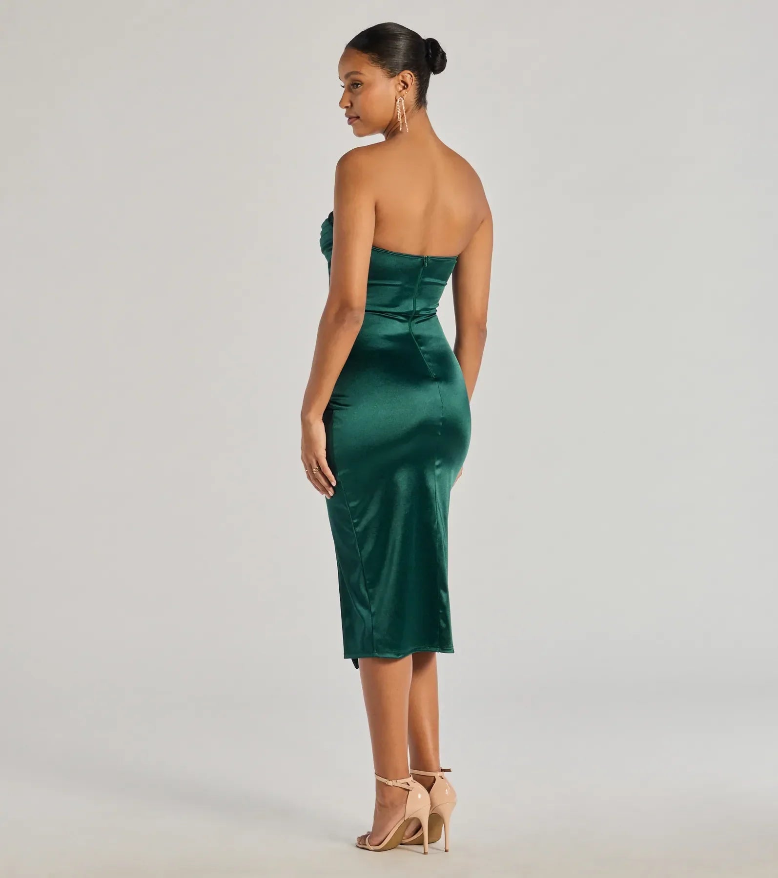 The Kaleen Sleeveless Satin Wrap Midi Dress in hunter is a stunning green homecoming dress designed to capture attention with its fresh or bold color and effortlessly stylish silhouette.