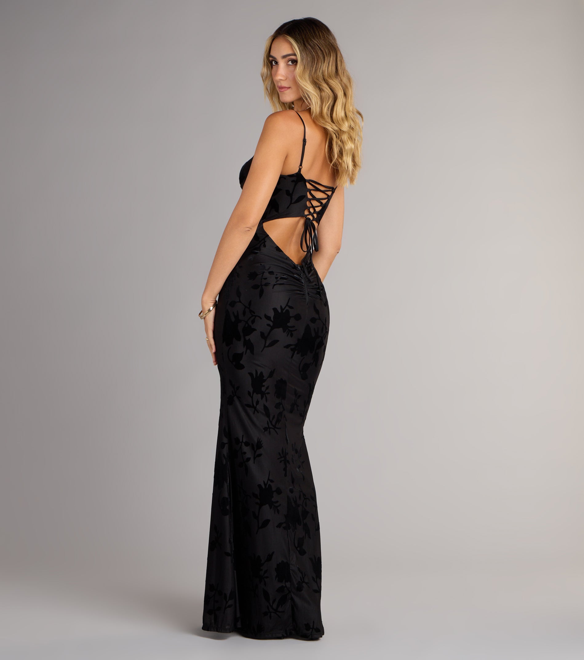 Style your seasonal looks with the Helena Floral Velvet Burnout Mermaid Dress, a trend-right, fall dress designed for any plan on your calendar with new and unqiue details.